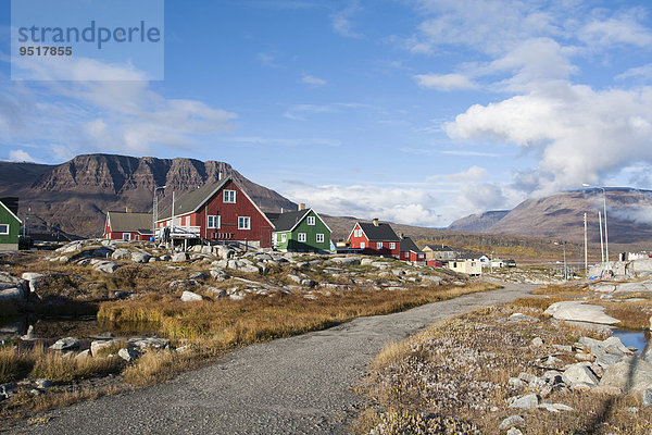 Holzhäuser  mit Bergen hinten  Qeqertarsuaq  Grönland