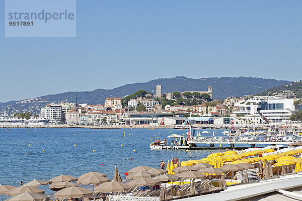 Ausblick von der Strandpromenade auf die Altstadt  Cannes  Côte d?Azur  Provence-Alpes-Côte d?Azur  Frankreich  Europa