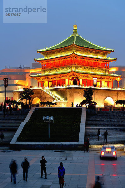 Beleuchteter Glockenturm  Xi'an  Provinz Shaanxi  China  Asien