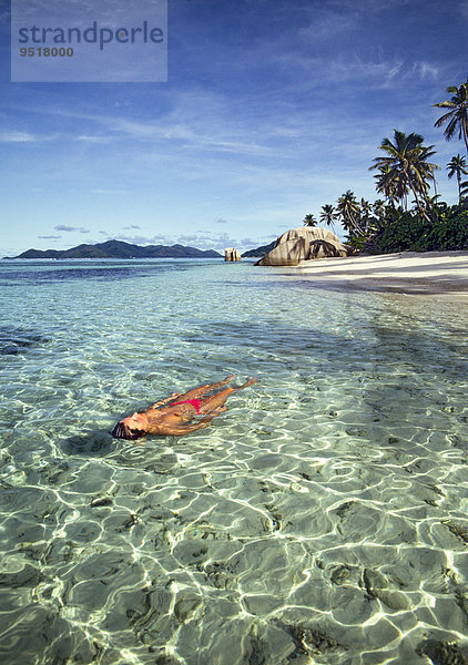 Frau schwimmt im indischen Ozean  Pointe Source d'Argent  La Digue  Seychellen