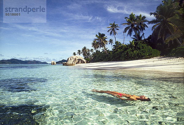 Frau schwimmt im indischen Ozean  Pointe Source d'Argent  La Digue  Seychellen