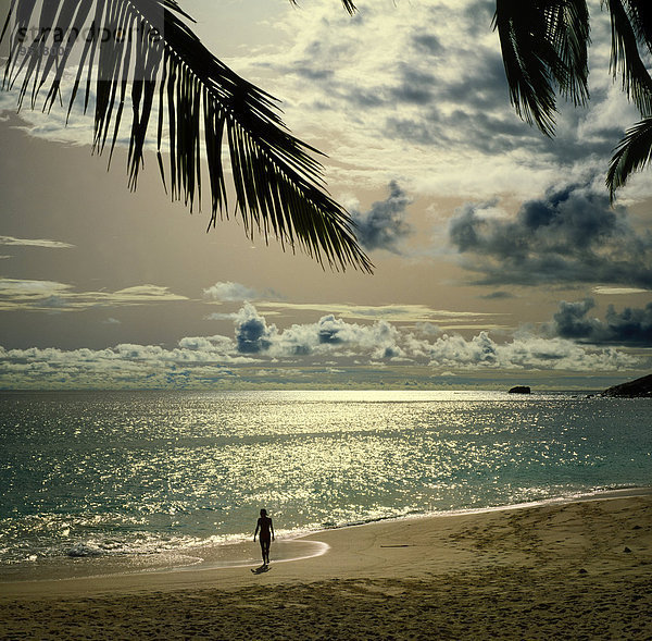 Frau am Strand  Anse Intendance  Mahe  Seychellen