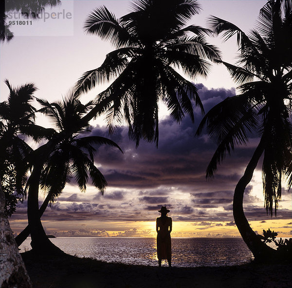 Frau am Strand  Anse Intendance  Mahe  Seychellen