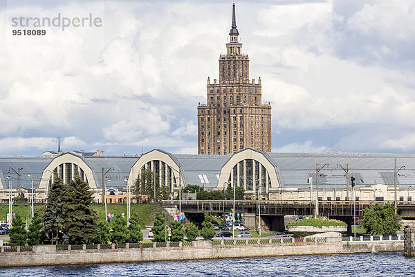 Markthallen  Zentralmarkt  mit dem Hochhaus der lettischen Akademie der Wissenschaften am Fluss Daugava  Düna  Riga  Lettland  Europa