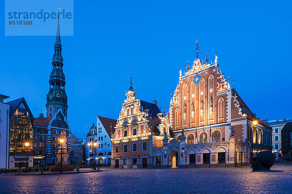 Schwarzhäupterhaus mit Petrikirche am Rathausplatz  während der blauen Stunde  Altstadt  UNESCO-Weltkulturerbe  Riga  Lettland  Europa