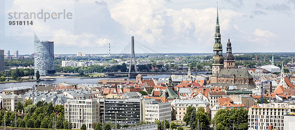Altstadt mit Petrikirche  Dom  Van?u-Brücke und Hochhaus der Swedbank  Riga  Lettland  Europa