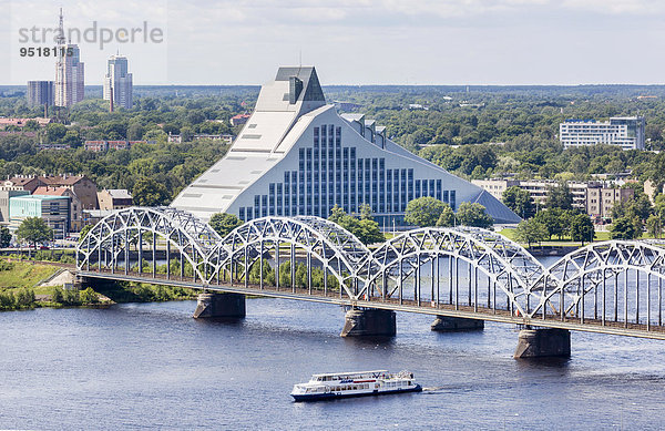 Lettische Nationalbibliothek und Dzelzcelabrücke  eine Eisenbahnbrücke  über den Fluss Daugave  Düna  Riga  Lettland  Europa
