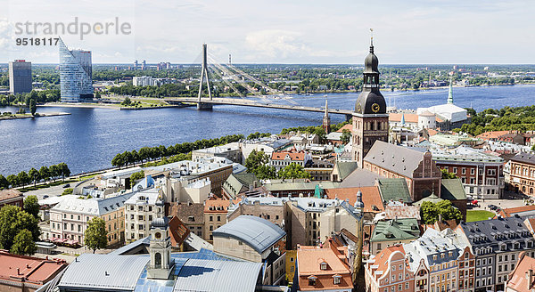 Altstadt mit Dom  Van?u-Brücke und Hochhaus der Swedbank und Fluss Daugava  Düna  Riga  Lettland  Europa