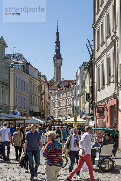 Belebte Viru-Straße mit Rathausturm in der Altstadt  Tallinn  Estland  Europa