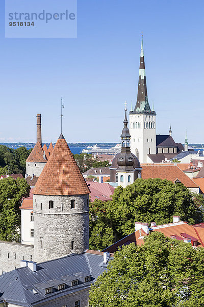 Ausblick vom Domberg auf die Unterstadt  Altstadt mit der Olaikirche oder Oleviste kirik  und den Türmen der Stadtmauer  Tallinn  Estland  Europa
