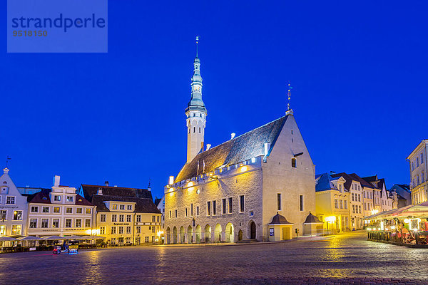 Gotisches Rathaus am Rathausplatz in der Altstadt in der blauen Stunde  Tallinn  Estland  Europa