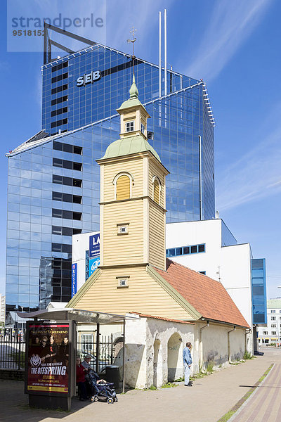 Holzkirche vor dem modernen Bau der SEB Bank im Finanz- und Geschäftsviertel  Tallinn  Estland  Europa