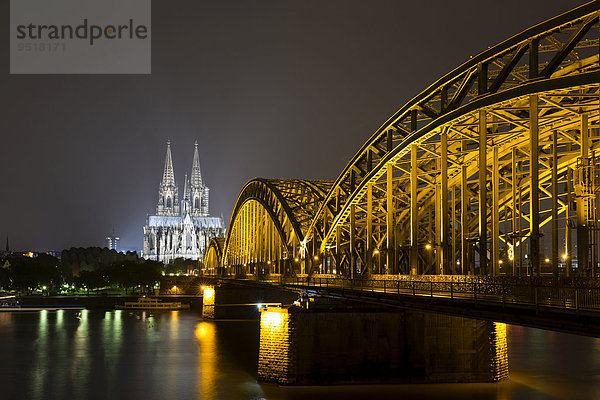 Der angestrahlte Kölner Dom und die Hohenzollernbrücke mit Rhein bei Nacht  Deutz  Köln  Nordrhein-Westfalen  Deutschland  Europa