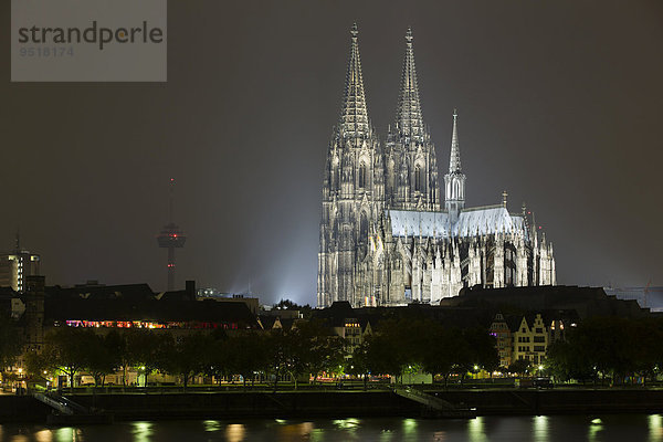 Der angestrahlte Kölner Dom mit Rhein bei Nacht  Deutz  Köln  Nordrhein-Westfalen  Deutschland  Europa