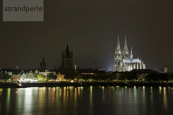 Der angestrahlte Kölner Dom mit Rhein bei Nacht  Deutz  Köln  Nordrhein-Westfalen  Deutschland  Europa
