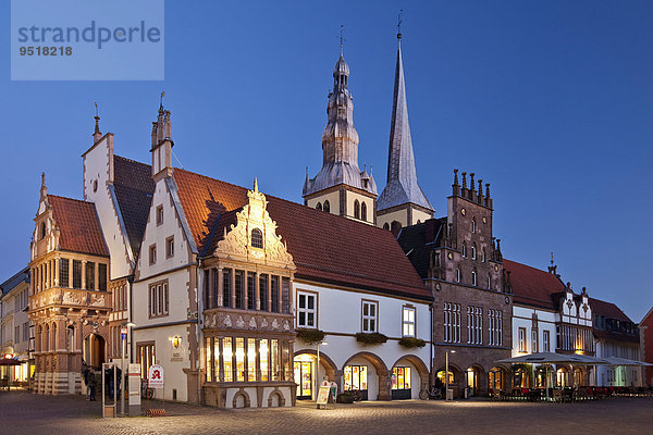 Marktplatz mit Rathaus und Kirche St. Nicolai  Lemgo  Ostwestfalen-Lippe  Nordrhein-Westfalen  Deutschland  Europa
