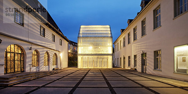 Kloster Wedinghausen mit Lichthaus  Arnsberg  Sauerland  Nordrhein-Westfalen  Deutschland  Europa