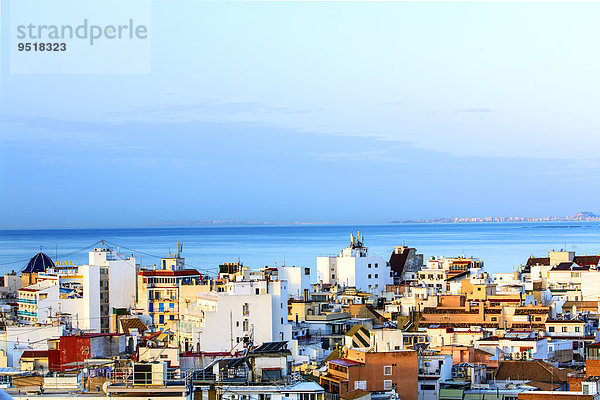 Stadtansicht von Benidorm mit Ausblick auf das Mittelmeer  Hotels  Apartments und Wohngebäude  Benidorm  Provinz Alicante  Costa Blanca  Spanien  Europa