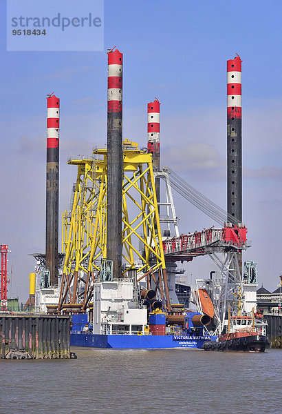 Jacket-Bauteile für Offshore-Windkraftanlagen auf Spezialschiff Victoria Matthias  Container-Terminal Bremerhaven  Bremerhaven  Bremen  Deutschland  Europa