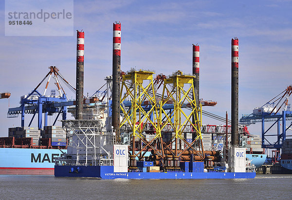 Jacket-Bauteile für Offshore-Windkraftanlagen auf Spezialschiff Victoria Matthias  Container-Terminal Bremerhaven  Bremerhaven  Bremen  Deutschland  Europa