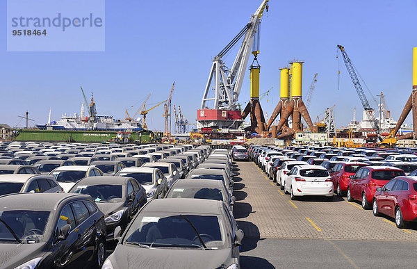 Neuwagen  hinten Bauteile für Offshore-Windkraftanlagen  Hafen Bremerhaven  Bremerhaven  Bremen  Deutschland  Europa