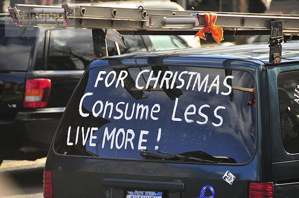 'Aufforderung zum Konsumverzicht  Aufschrift auf Heckscheibe ''For Christmas  Consume less  live more''  New York City  New York  USA  Nordamerika'