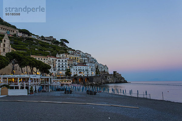 Stadtbild in der Abenddämmerung  UNESCO Weltkulturerbe  Amalfi  Costiera Amalfitana oder Amalfiküste  Kampanien  Italien  Europa