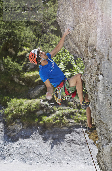 Sportkletterer mit Helm klettert an einer Felswand  Ehnbachklamm  Zirl  tirol  Österreich  Europa