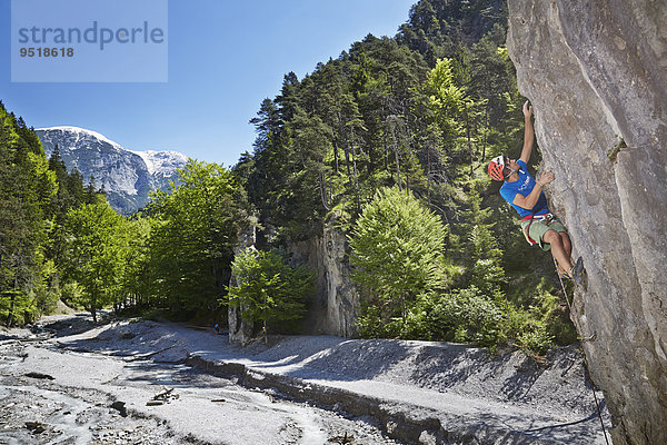 Sportkletterer mit Helm klettert eine Felswand  Ehnbachklamm  Zirl  tirol  Österreich  Europa