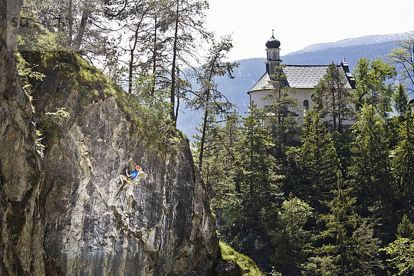 Sportkletterer klettert an einer Felswand  Ehnbachklamm  Zirl  tirol  Österreich  Europa