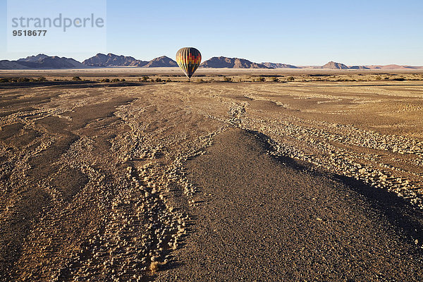 Heißluftballon  dahinter die Naukluftberge  Namib-Naukluft-Park  Namib-Skelettküste-Nationalpark  Namib-Wüste  Namibia  Afrika