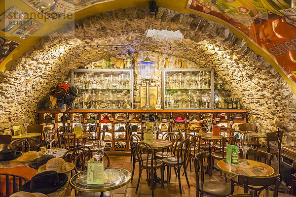 Absinthe-Bar in der Altstadt  Antibes  Cote d'Azur  Provence  Frankreich  Europa