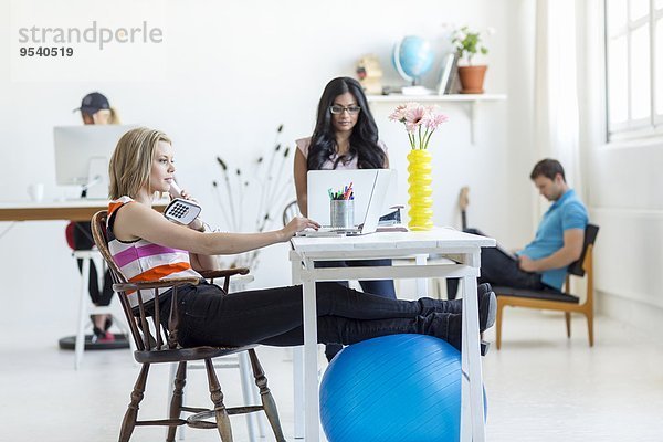 benutzen Mensch Notebook Menschen lächeln jung