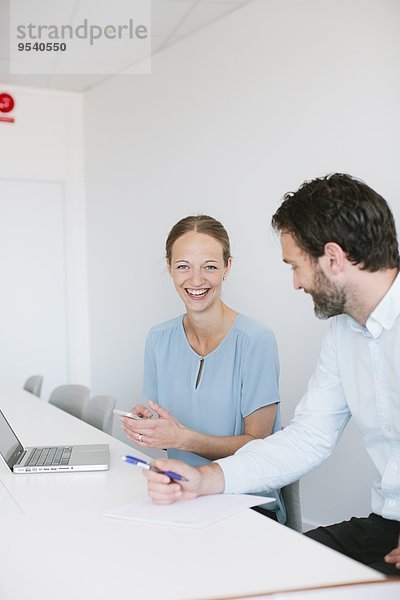 Mensch Menschen Zimmer arbeiten Besuch Treffen trifft