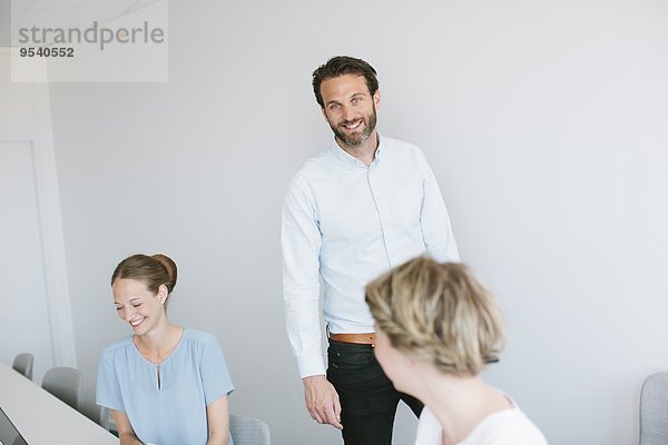 Mensch Menschen Zimmer arbeiten Besuch Treffen trifft