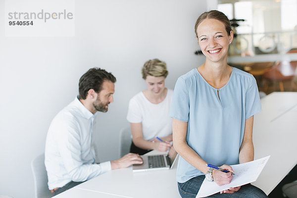 Mensch Menschen Zimmer arbeiten Besuch Treffen trifft