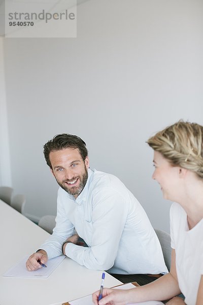 Mensch Menschen Zimmer arbeiten Besuch Treffen trifft