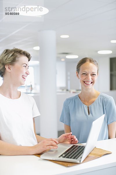 Frau arbeiten Büro