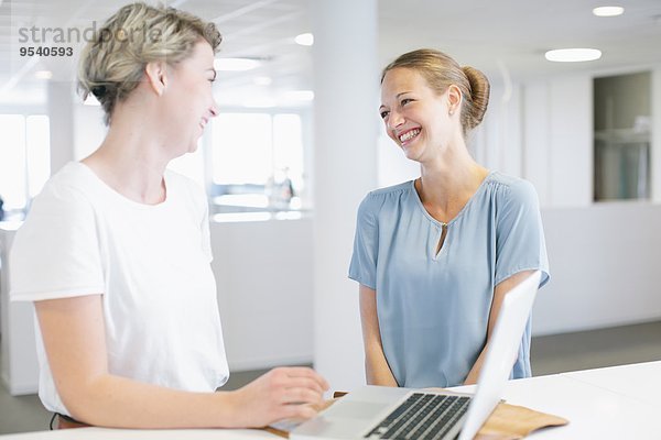 Frau arbeiten Büro