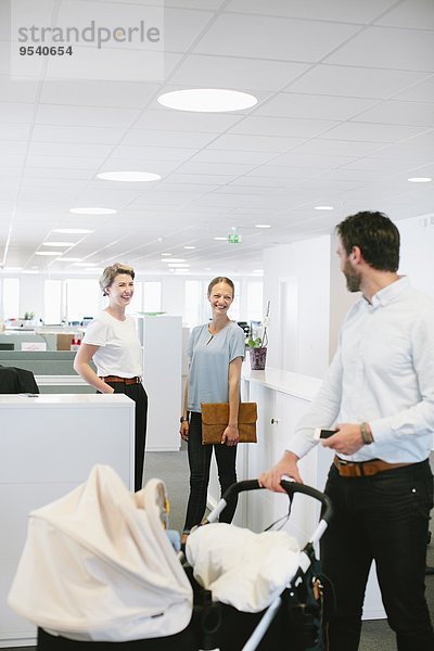 Mann Büro Kinderwagen