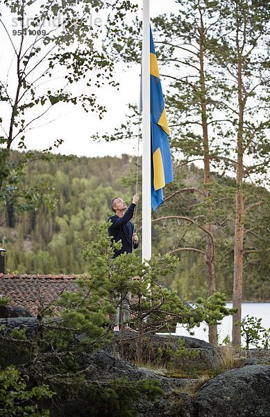 Mann heben Fahne schwedisch