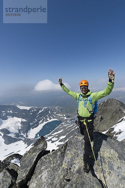 Berg Mann lächeln hoch oben