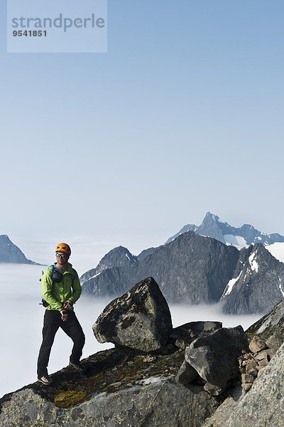 stehend Berg hoch oben wandern