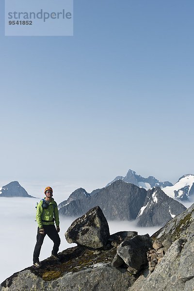 stehend Berg hoch oben wandern