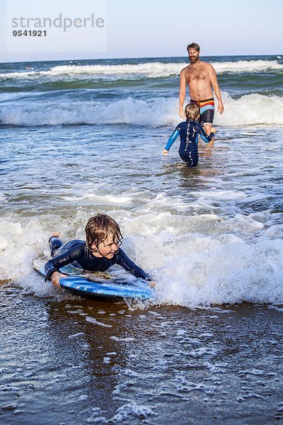 Menschlicher Vater Sohn Wellenreiten surfen