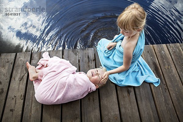 Bruder Schwester Handtuch Verpackung Steg umwickelt