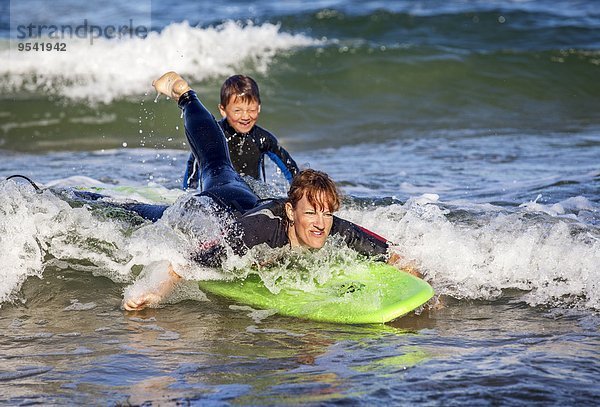 Sohn Mutter - Mensch Wellenreiten surfen