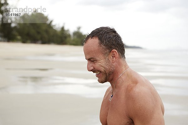 Mann lächeln Strand