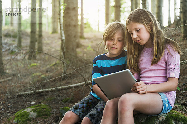 benutzen Junge - Person Wald Tablet PC Mädchen