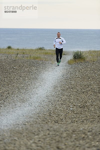 Mann Weg rennen Küste Wanderweg